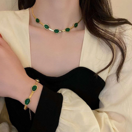 Set collar, pendientes y pulseras de esmeraldas