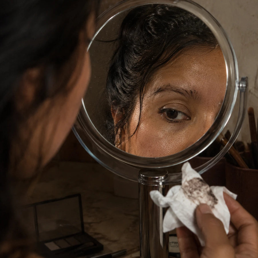 Pasar horas perfeccionando las cejas.